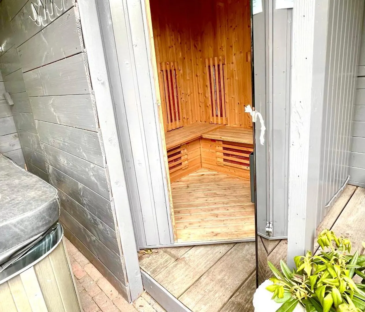 Chalet Buddha Style Family House & Jacuzzi & Sauna Near Amsterdam Vijfhuizen Netherlands